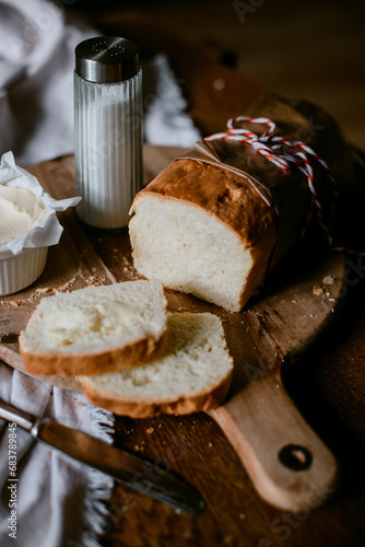 Chleb z masłem, przysmak z dzieciństwa. Pasja pieczenia. © Justyna