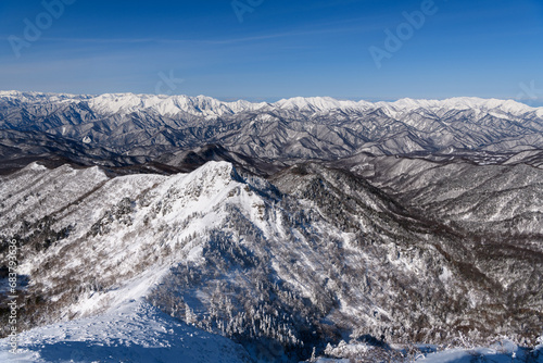 冬の剣ヶ峰山山頂から見た谷川岳と朝日岳、巻機山