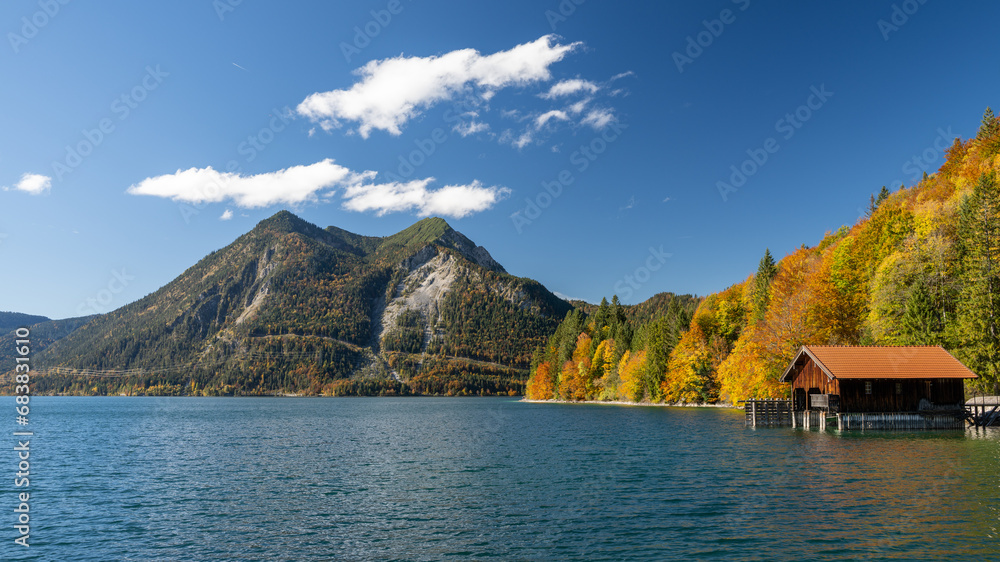 Wandern am Walchensee im Herbst - obrazy, fototapety, plakaty 