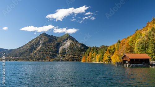 Wandern am Walchensee im Herbst photo