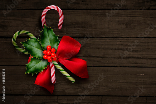 Weihnachtshintergrund aus Holz und mit Weihnachtsdekoration