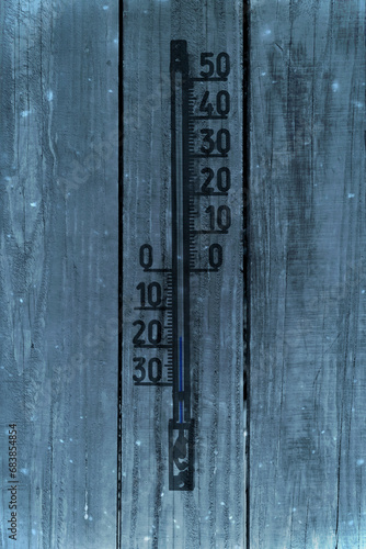Thermometer an einer Holzwand bei Minus-Temperaturen