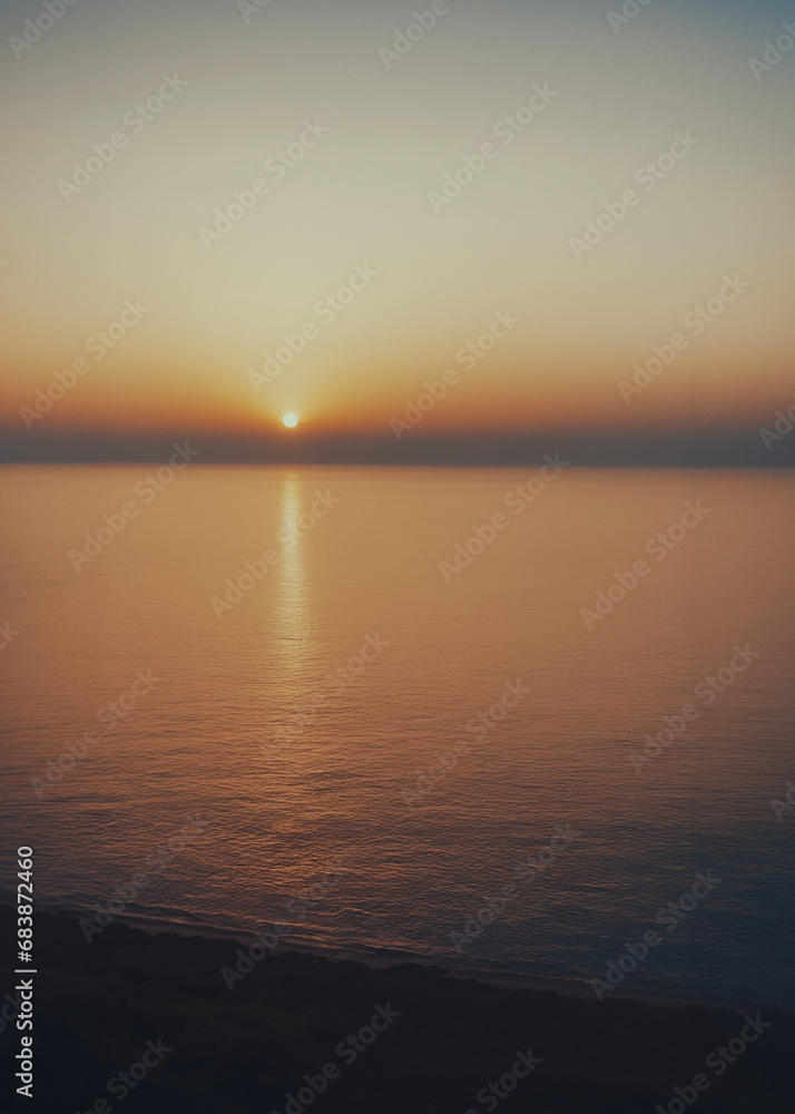 Obraz premium alba, tramonto su una distesa di acqua calma e deserta