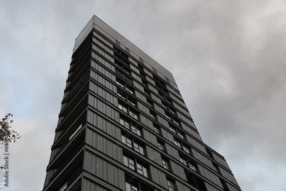 La tour Elithis, bâtiment à énergie positive, vue de l'extérieur, ville de Saint Etienne, département de la Loire, France