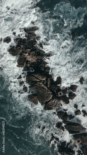 isla rocosa con olas