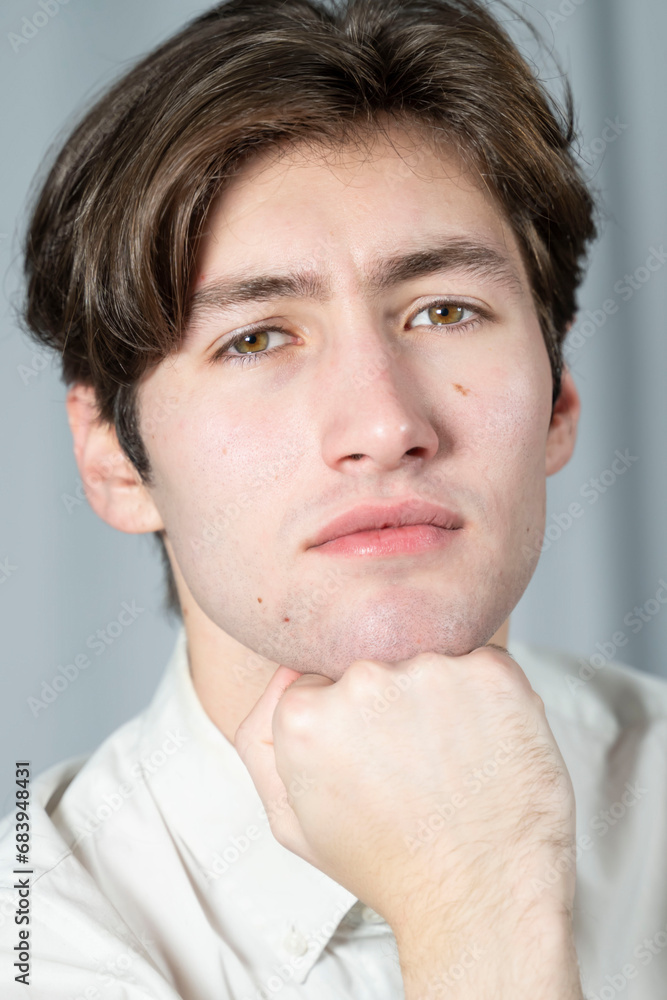 portrait d'un jeune comédien chatain portrait d'un jeune comédien chatain