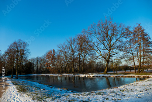 Kleiner Teich beim Schloß Favorite, Schnee bedeckte Landschaft photo