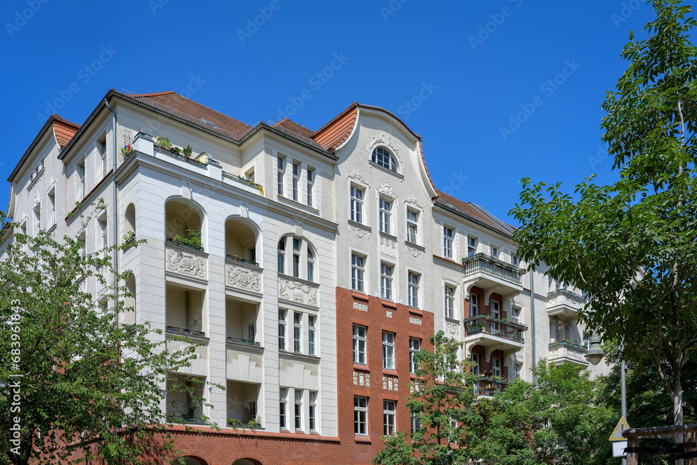 Schön renovierte klassizistische Schmuckfassade in Berlin-Prenzlauer Berg - Inschriften wurden retuschiert
