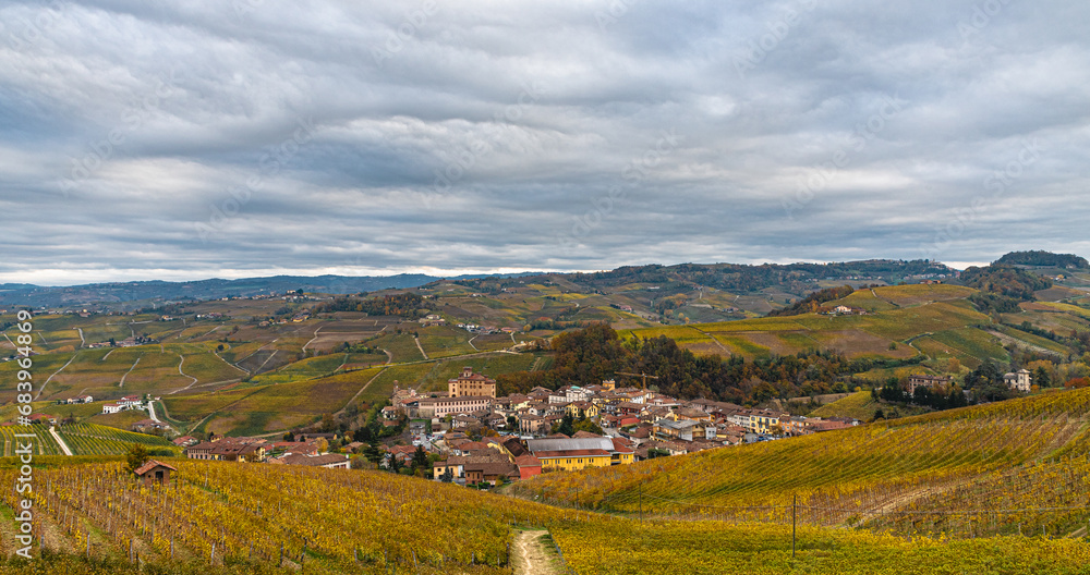 Fototapeta premium Serralunga, Barolo, Novello: tre borghi stupendi appoggiati sulle colline delle Langhe