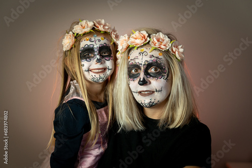 Obraz na płótnie mom daughter face paint for festive scary halloween party flowers w salonie