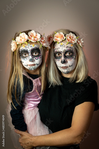 Obraz na płótnie mom daughter face paint for festive scary halloween party flowers w salonie