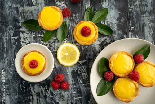 Obraz na płótnie Homemade lemon pie with raspberry w salonie