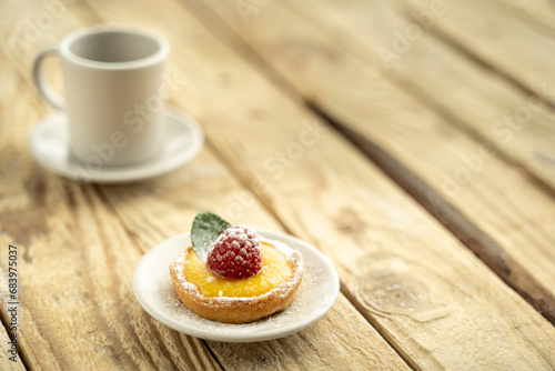 Obraz na płótnie Homemade lemon pie with raspberry w salonie
