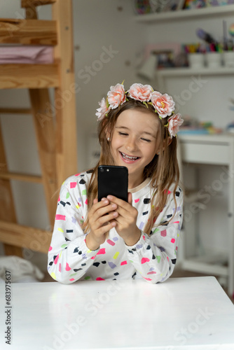 Obraz na płótnie happy little girl in her play room smart phone addicted watching video video game expressions screaming w salonie