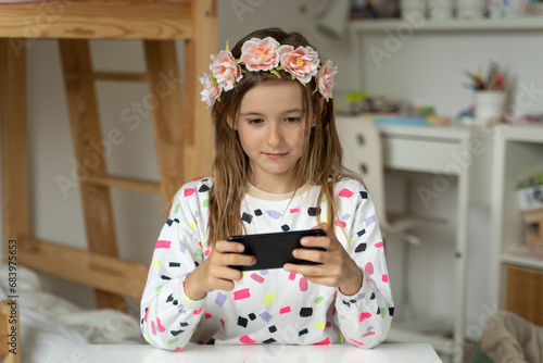 Obraz na płótnie happy little girl in her play room smart phone addicted watching video video game expressions screaming w salonie