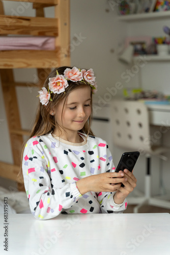 Obraz na płótnie happy little girl in her play room smart phone addicted watching video video game expressions screaming w salonie