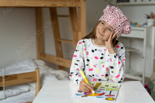 Obraz na płótnie happy little girl in her play room paint dream colourfull image pottery hat w salonie