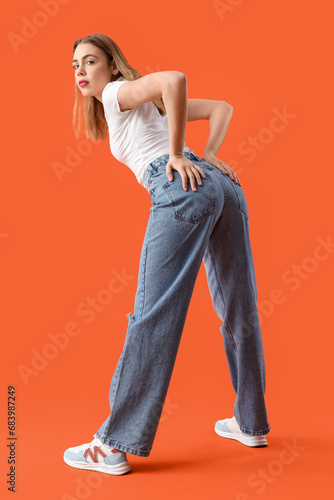 Young woman in trendy jeans...
