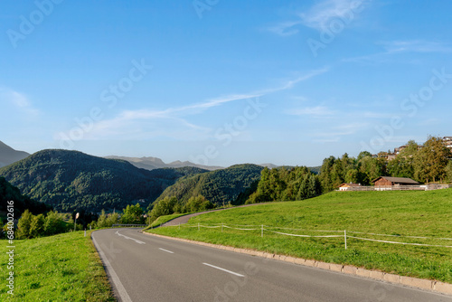 Straße durch Gebirgslandschaft, Südtirol photo