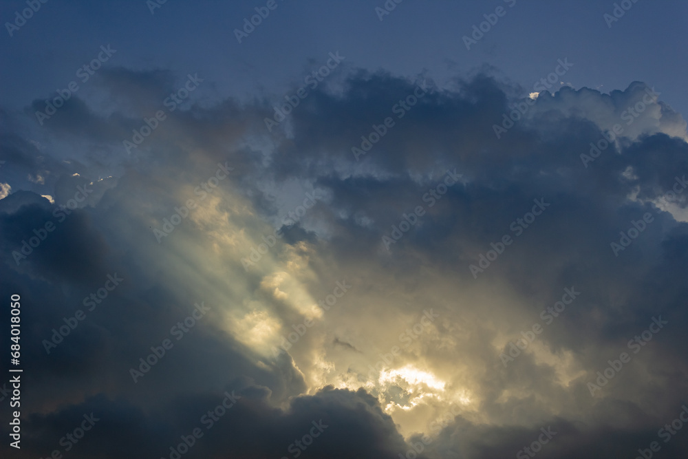 Obraz premium Dramatic cloudscape with sunbeams and rays of light