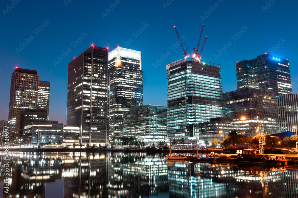 Φωτογραφία Modern apartments and office buildings in a financial district of London, Canary