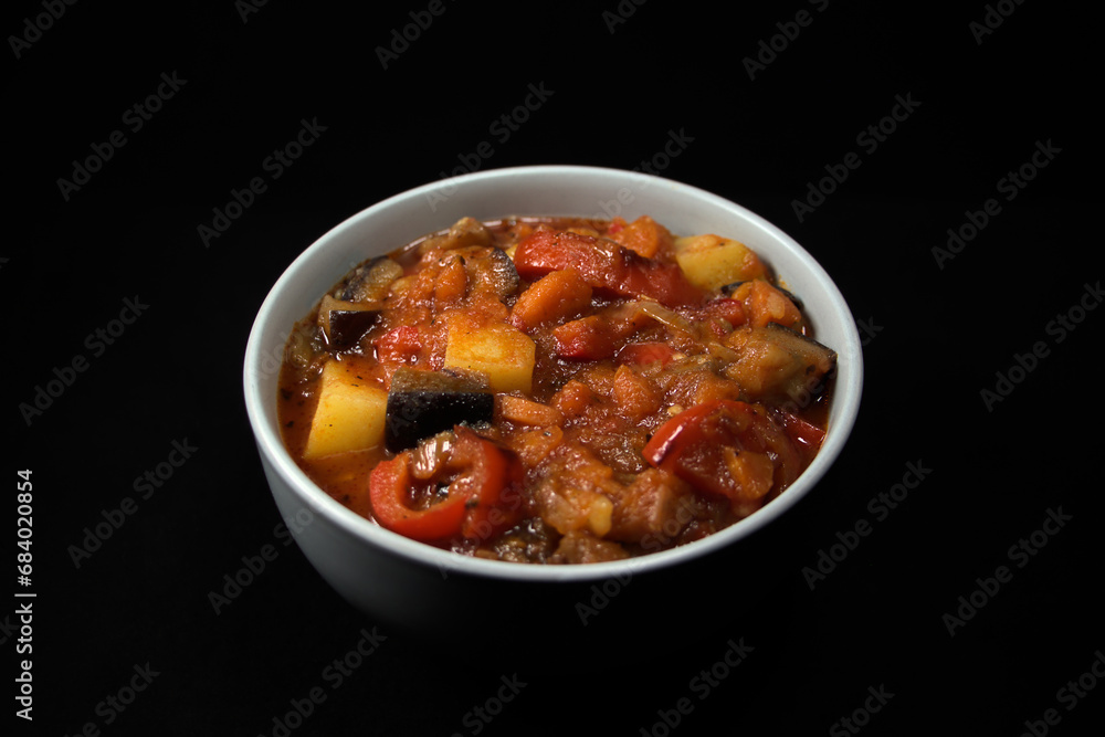 Vegitarischer Gemüseeintopf mit Auberginen, Paprika, Möhren und Kartoffeln in Tomatensoße (ähnlich wie Ratatouille). Vegitarischer Gemüseeintopf mit Auberginen, Paprika, Möhren und Kartoffeln in Tomatensoße (ähnlich wie Ratatouille).