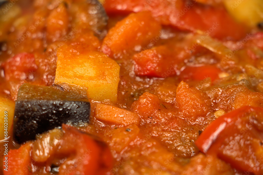 Vegitarischer Gemüseeintopf mit Auberginen, Paprika, Möhren und Kartoffeln in Tomatensoße (ähnlich wie Ratatouille). Vegitarischer Gemüseeintopf mit Auberginen, Paprika, Möhren und Kartoffeln in Tomatensoße (ähnlich wie Ratatouille).