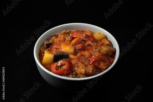 Vegitarischer Gemüseeintopf mit Auberginen, Paprika, Möhren und Kartoffeln in Tomatensoße (ähnlich wie Ratatouille).