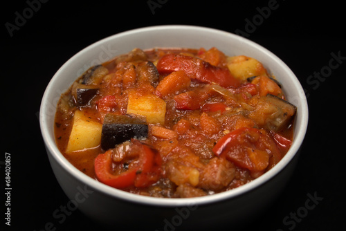 Vegitarischer Gemüseeintopf mit Auberginen, Paprika, Möhren und Kartoffeln in Tomatensoße (ähnlich wie Ratatouille).