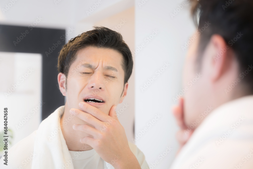 歯が痛い男性 ちょっと痛いししみるかも~知覚過敏や虫歯のイメージ 歯が痛い男性 ちょっと痛いししみるかも~知覚過敏や虫歯のイメージ