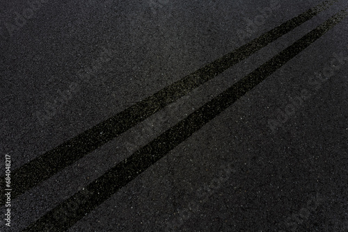Doubles lignes noires sur asphalte  photo