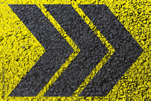 Motifs Chevrons sur asphalte peint en jaune