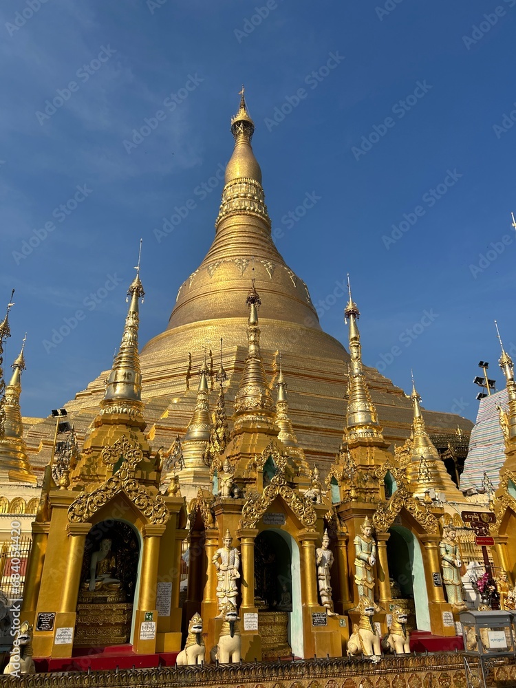 Fototapeta premium YANGON, MYANMAR - 26th Aug, 2023 : Shwe Dagon Pagoda, Yangon, Myanmar. 