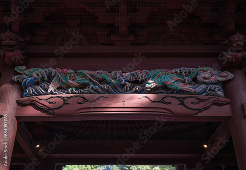 仏閣の入り口にある美しいカラフルな龍 © ponpon