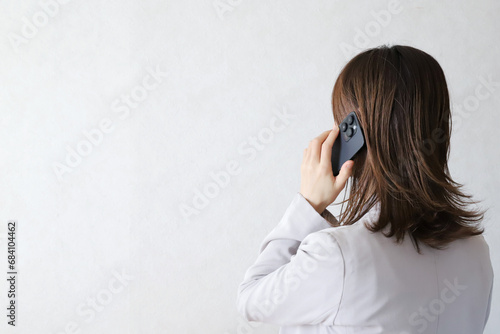 Fotografie スマホで電話をする女性