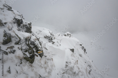 Szlak górski w zimowych warunkach pogodowych, Tatry Wysokie.