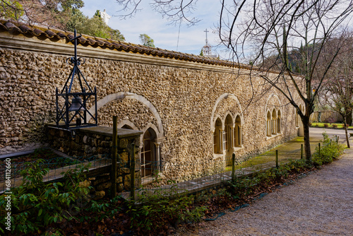 Vue d'un bâtiment de l'abbaye d'Aiguebelle dans la Drôme