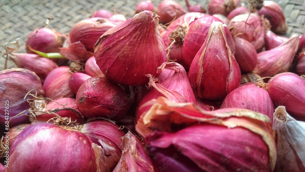 Harvested shallots that have been cleaned and dried in the sun are ready to be used as a cooking spice