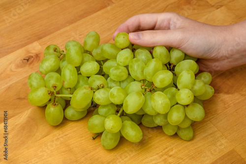Piękne apetyczne białe winogrona na kuchennym blacie 