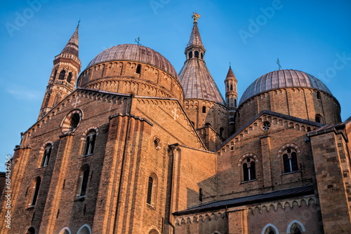 padua, italien - nordansicht der basilika des heiligen antonius photo