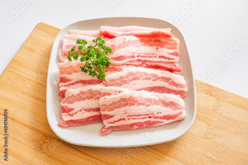 お皿に盛った豚バラ肉
