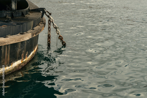 Rusty and anchor chain on mooring bollard © Dmitry Kovalchuk