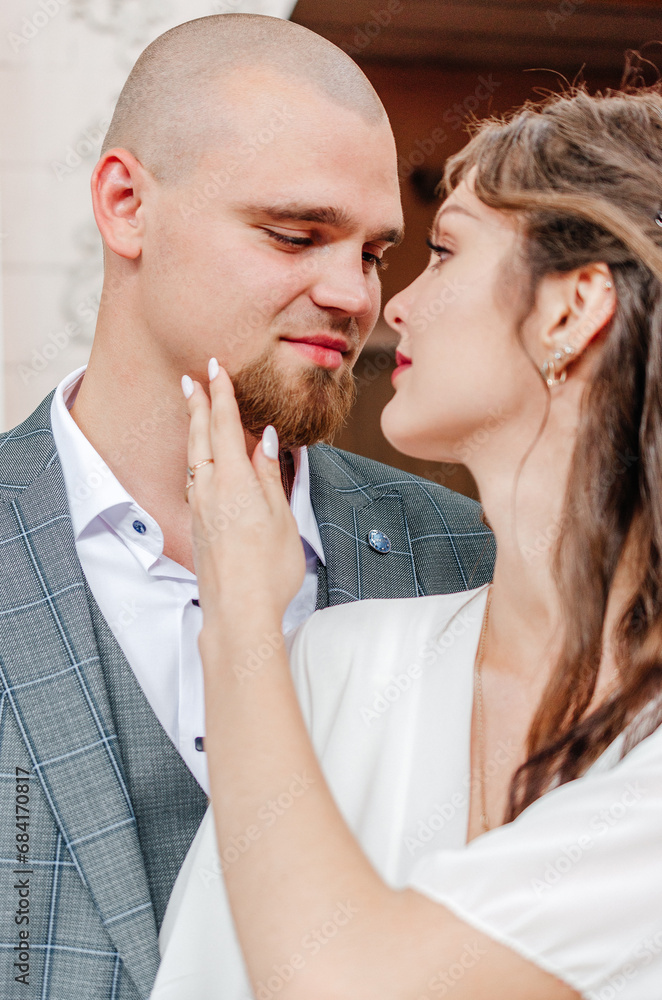 Naklejka premium Romantic photo of engaged couple enjoying a beautiful moment together
