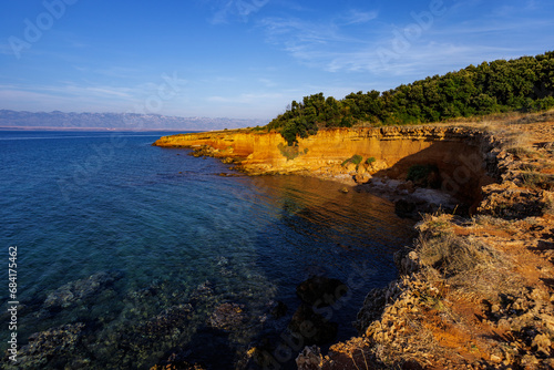 Insel Vir, Rote Klippen, Steilküste