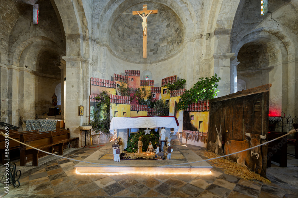 Autel et crèche de l'église Saint Michel de la Garde-Adhémar dans la Drôme. - obrazy, fototapety, plakaty 