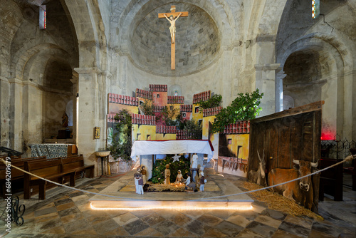 Autel et crèche de l'église Saint Michel de la Garde-Adhémar dans la Drôme.