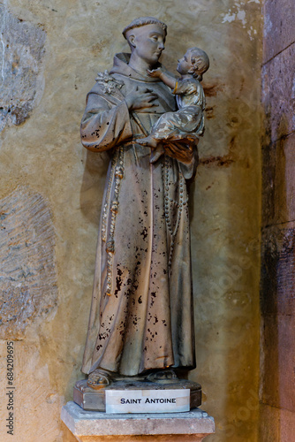 Statue de Saint Antoine dans l'église Saint Michel de La Garde-Adhémar dans la Drôme.