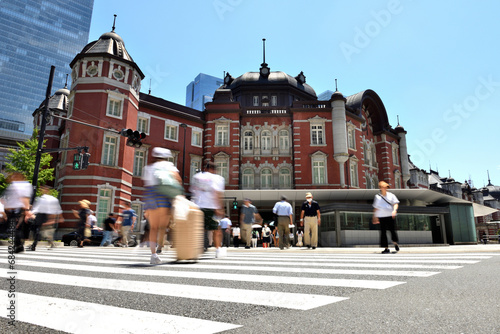 	横断する人で賑わう東京駅丸の内北口前の交差点風景