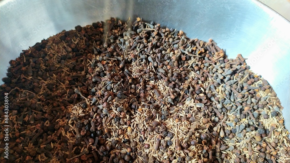 Cloves in cumin seeds