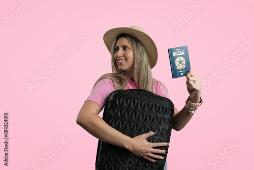 Φωτογραφία Female holding pink apparel on colored background